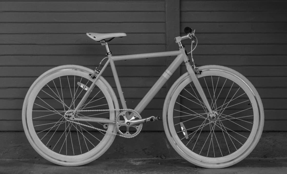 Bicicleta preta modelo Nebula Cosmic